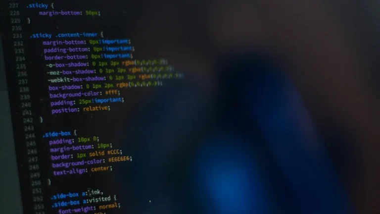Laptop z kodem Java i plikiem archiwum na ekranie