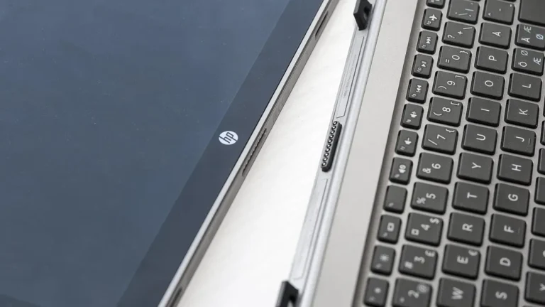 Laptop z otwartą wiadomością e-mail i załącznikiem do pliku MSG