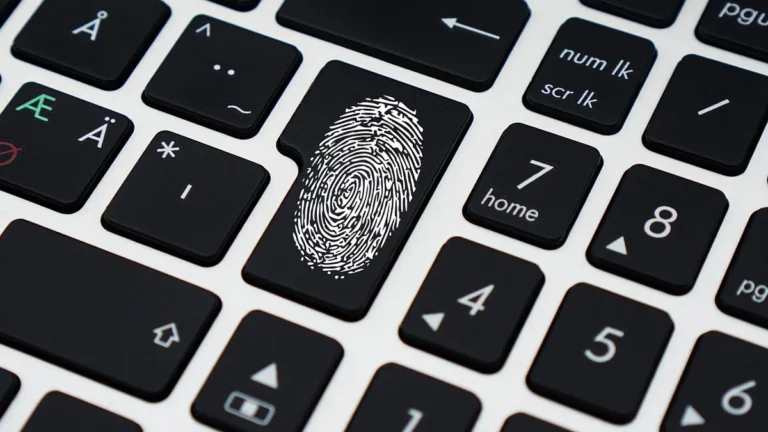 Laptop z otwartym dokumentem PDF i ekranem wpisywania hasła