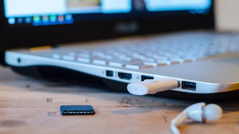 Laptop z otwartym plikiem PNG na ekranie