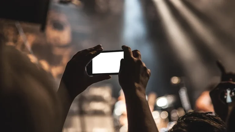 Smartfon z otwartą listą kontaktów i plikiem VCF na ekranie