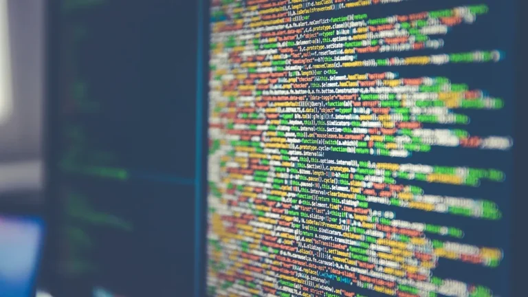 Laptop z otwartym dokumentem XML w przeglądarce