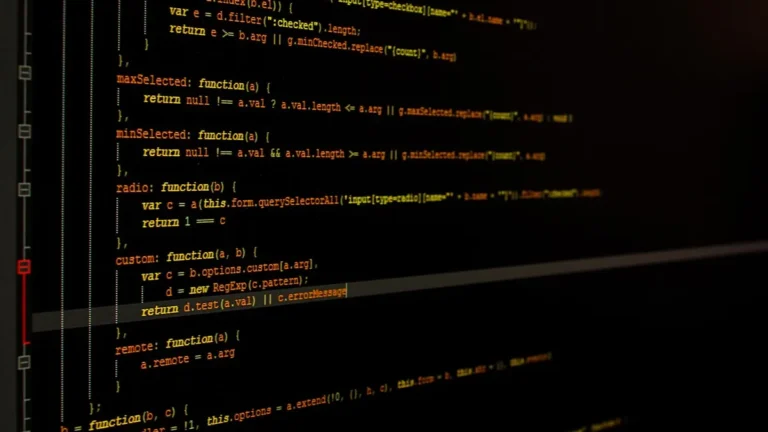 Laptop z otwartym dokumentem XML i edytorem kodu na ekranie