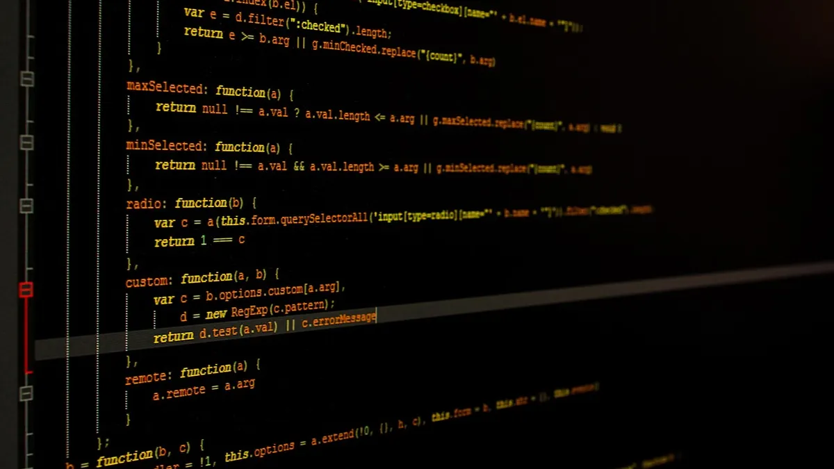 Laptop z otwartym dokumentem XML i edytorem kodu na ekranie