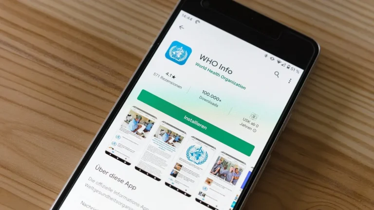 Smartfon z ekranem sklepu aplikacji podczas bezpiecznego pobierania mObywatela