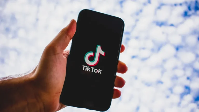 Smartfon z ekranem aplikacji gotowy do pobrania programu