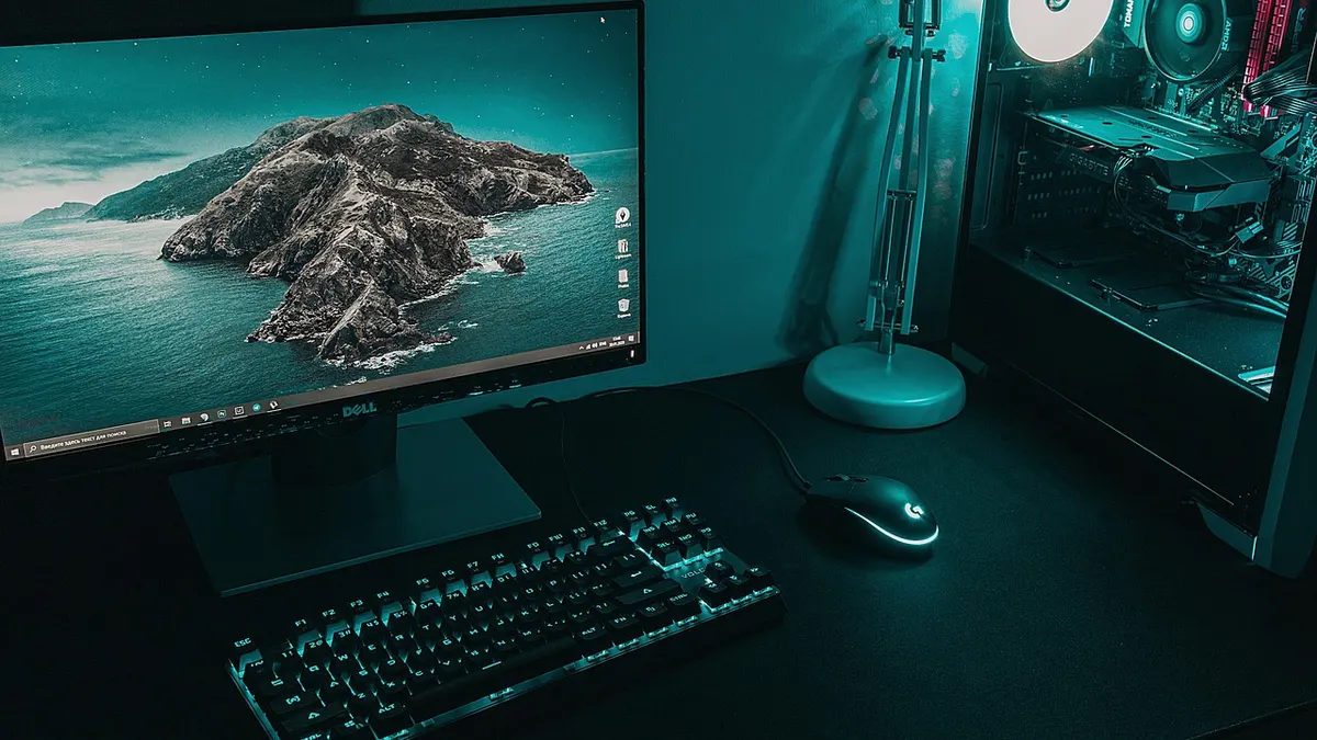 Laptop z monitorem, klawiaturą i myszą przygotowany do grania przez emulator Androida