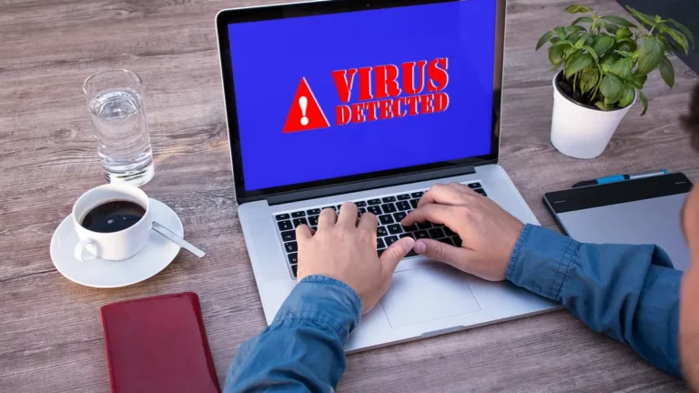 Laptop z ostrzeżeniem bezpieczeństwa i ochroną konta gracza