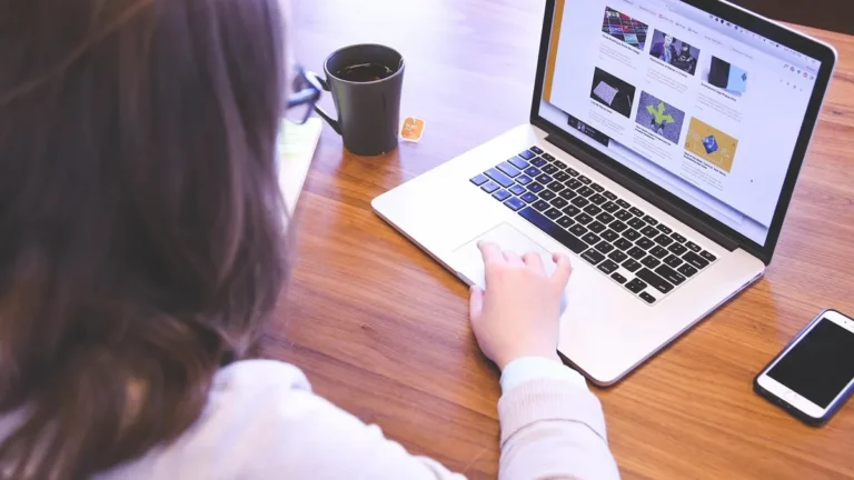 Laptop z emulatorem Androida i grą mobilną uruchomioną na ekranie