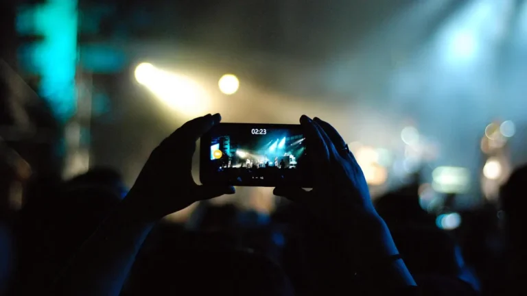 Smartfon i laptop z plikiem wideo gotowym do pobrania