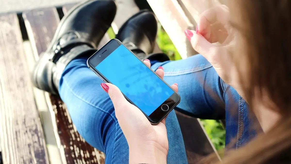 Smartfon z aplikacją Pinterest i zapisanym filmem w galerii