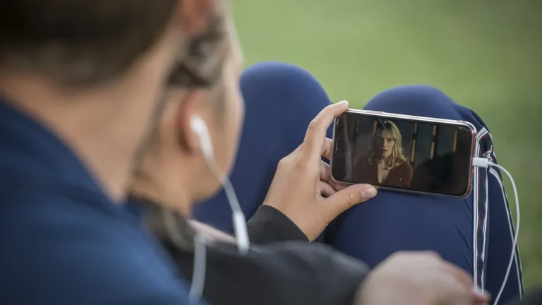 Smartfon i laptop z otwartym odtwarzaczem wideo oraz plikami do pobrania