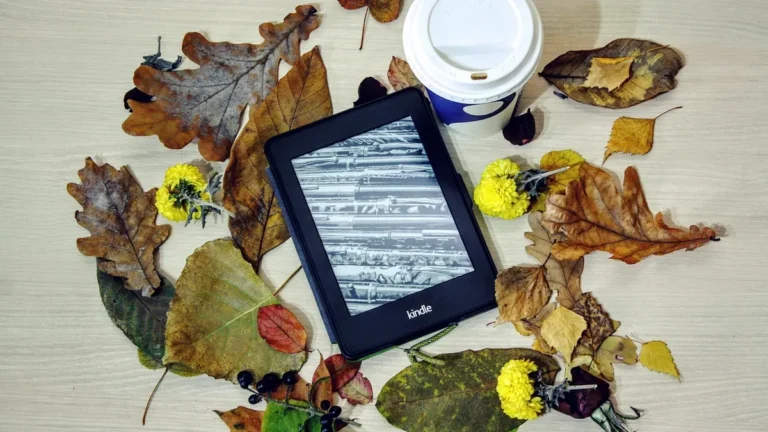 Czytnik Kindle z e-bookami na ekranie i kablem USB