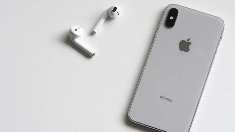 iPhone z aplikacją Muzyka i słuchawkami do słuchania utworów offline