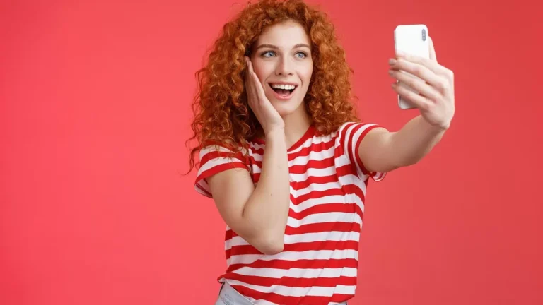 Smartfon z otwartym zdjęciem i galerią zdjęć