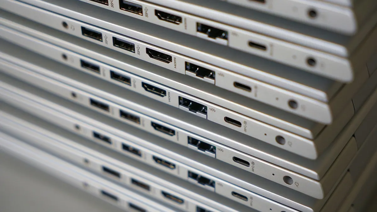Laptop z dokumentem XML i czytnikiem karty do podpisu elektronicznego