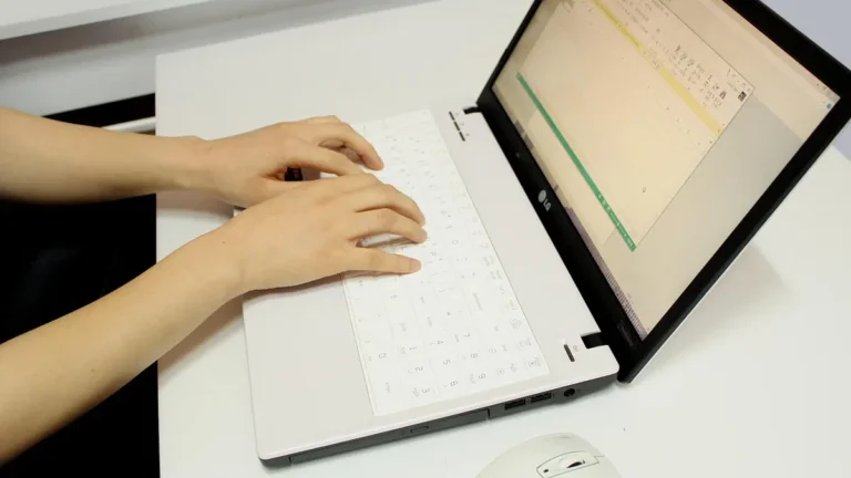 Laptop z dokumentami PDF i Word na biurku w domowym biurze