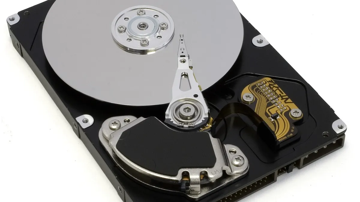 Laptop z podłączonym dyskiem zewnętrznym podczas przenoszenia plików