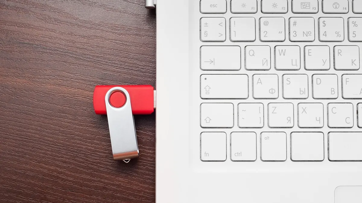 Laptop z pendrivem USB przygotowany do ponownej instalacji systemu