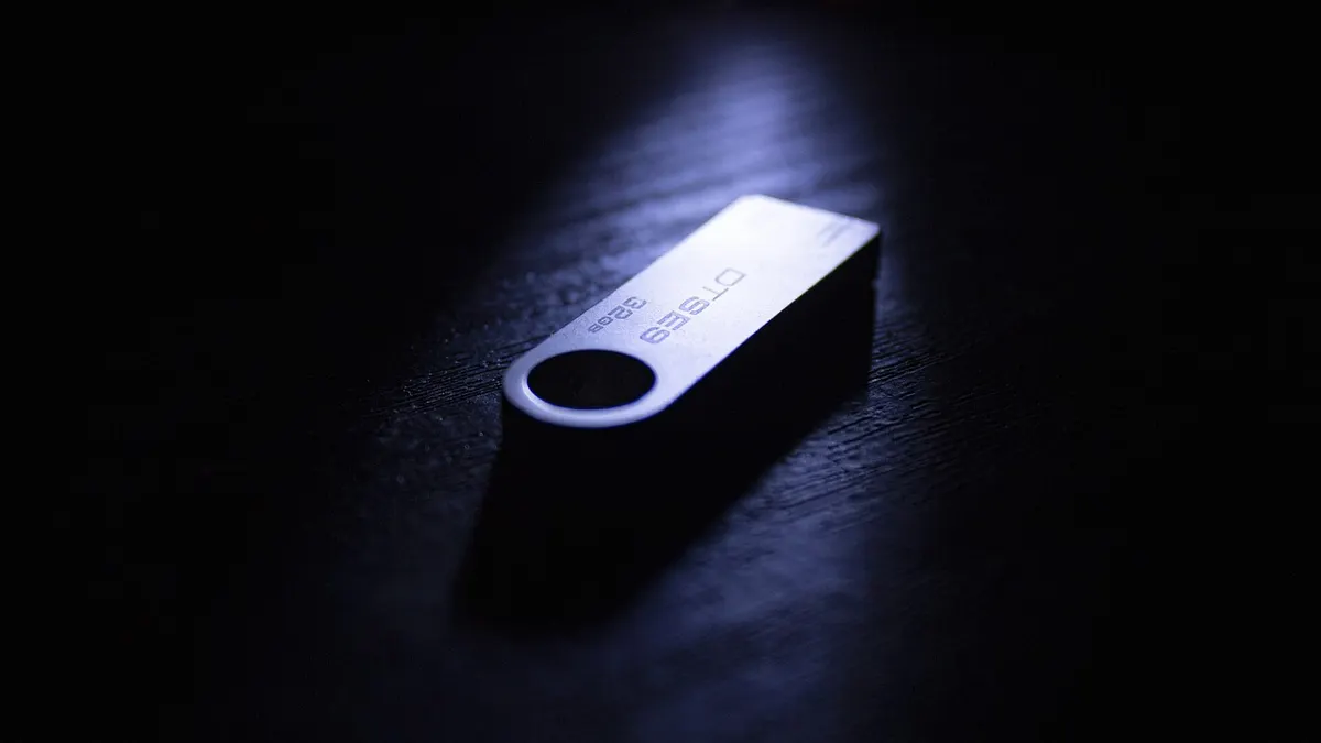 Laptop z pendrivem USB i dyskiem do kopii zapasowej przed formatowaniem Windows