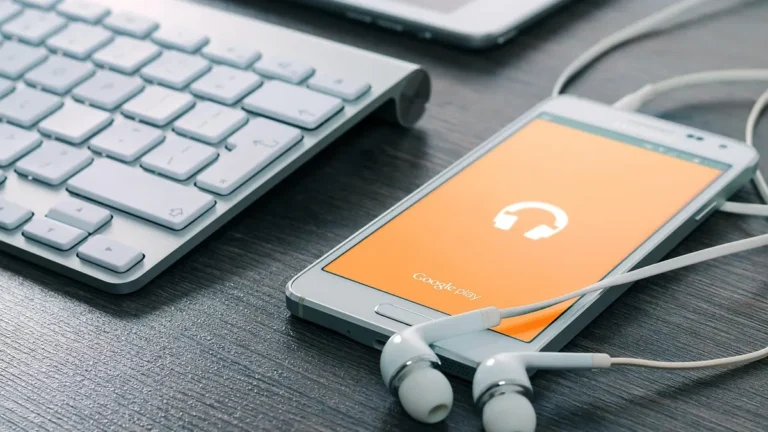 Smartfon z otwartymi ustawieniami aplikacji i zabezpieczeń Androida