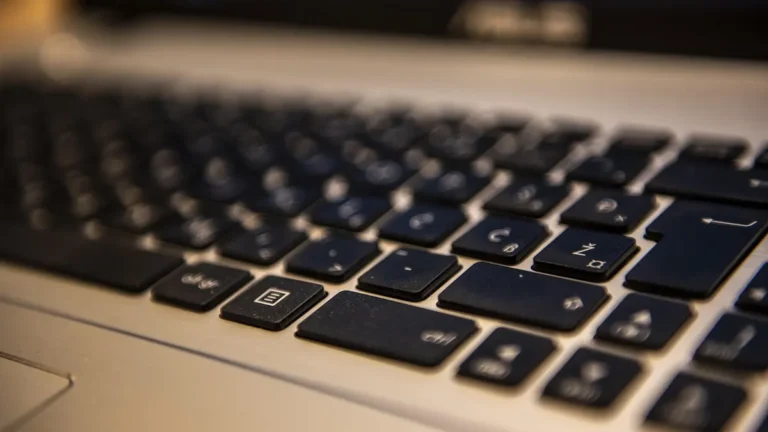 Laptop z dokumentami i ekranem logowania do konta Google