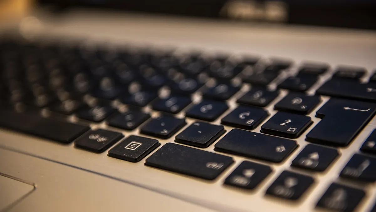 Laptop z dokumentami i ekranem logowania do konta Google