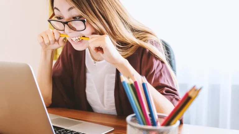 Laptop z folderami i dokumentami do współdzielenia plików w zespole