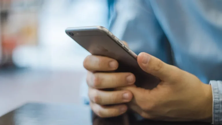 Dwa iPhone'y obok siebie podczas bezprzewodowego przesyłania plików