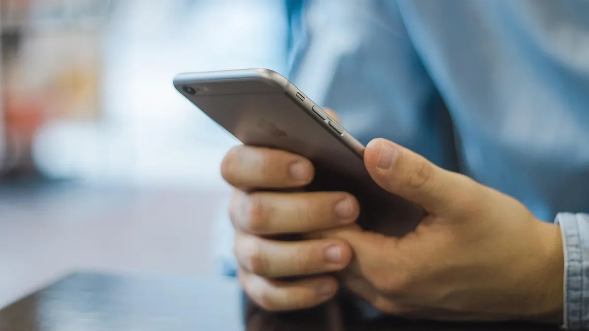 Dwa iPhone'y obok siebie podczas bezprzewodowego przesyłania plików