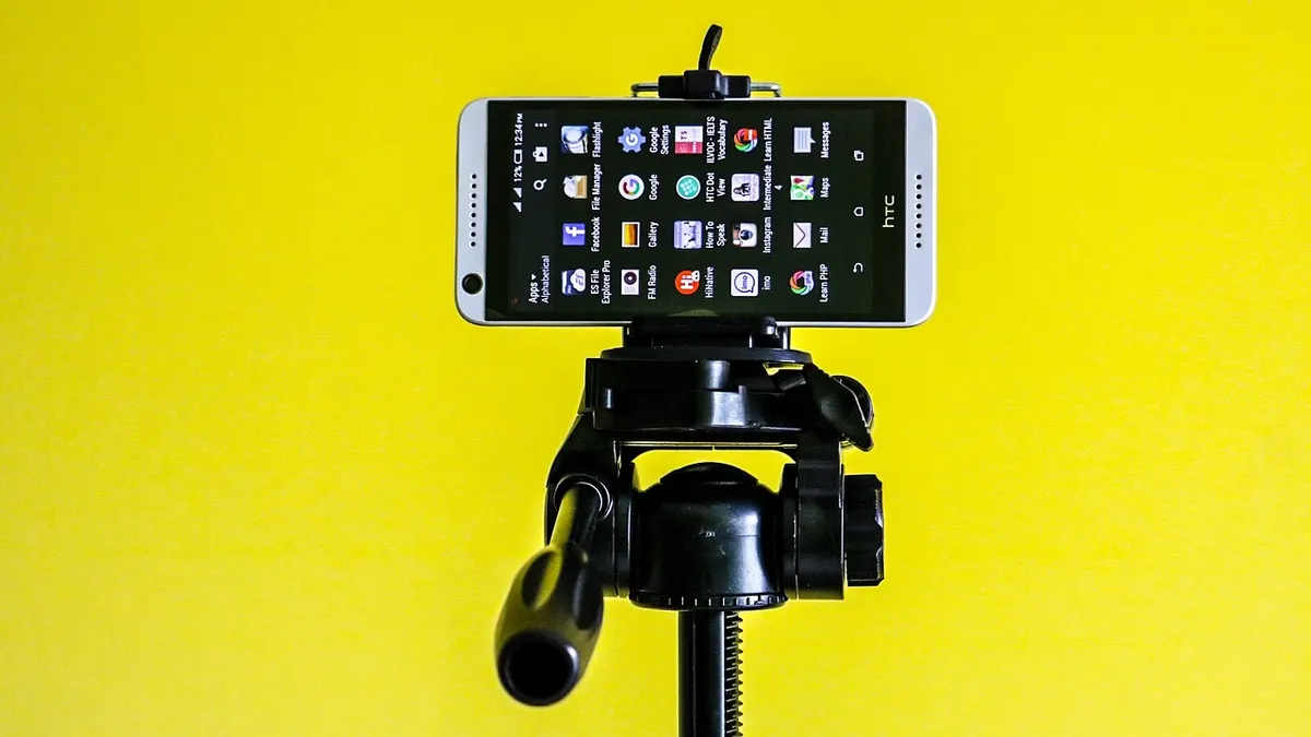 Smartfon z Androidem z otwartymi ustawieniami asystenta Google