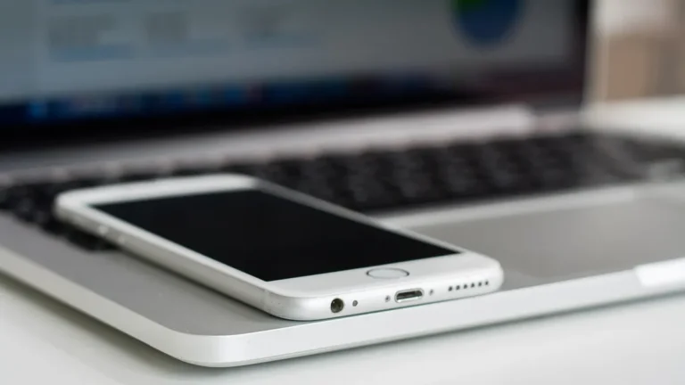 iPhone połączony z laptopem przez hotspot osobisty