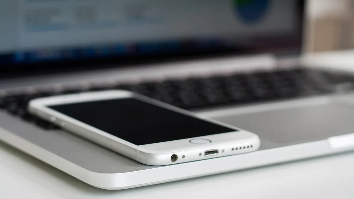iPhone połączony z laptopem przez hotspot osobisty