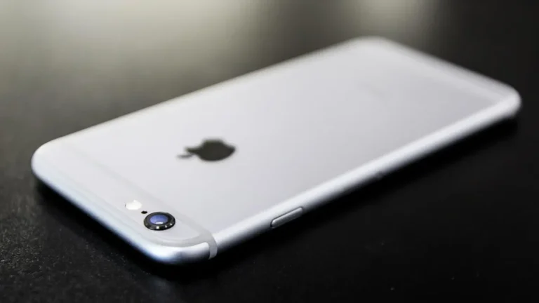 iPhone z otwartą aplikacją Wiadomości i ustawieniami sieci komórkowej