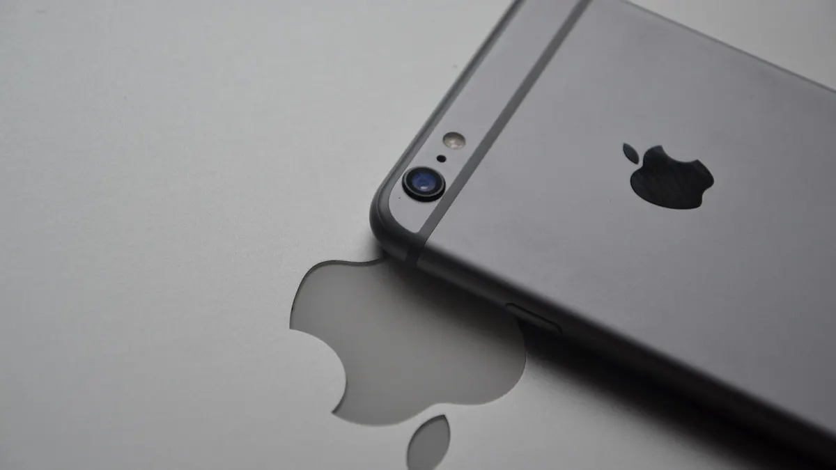 iPhone z otwartymi ustawieniami asystenta głosowego Siri