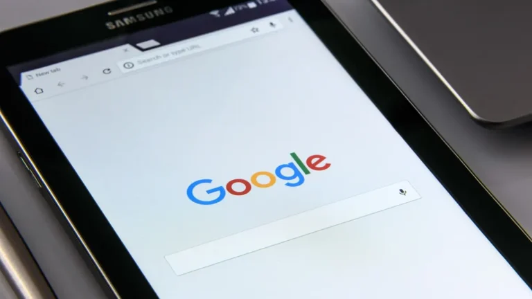 Laptop z otwartą wyszukiwarką internetową na ekranie