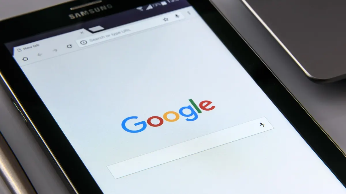 Laptop z otwartą wyszukiwarką internetową na ekranie
