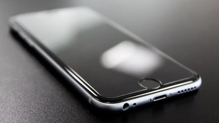 iPhone z czarnym ekranem podłączony do ładowarki