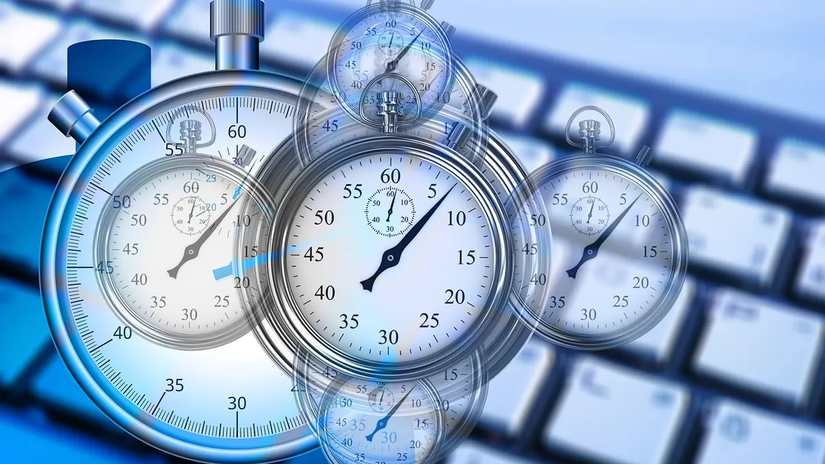 Laptop z otwartym oknem systemowym podczas diagnozowania zawieszonego programu