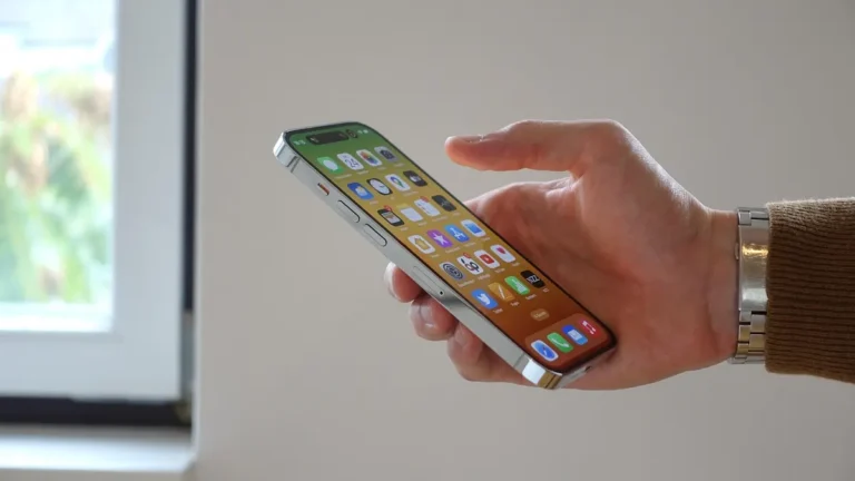 iPhone z otwartymi ustawieniami danych komórkowych podczas podróży za granicę