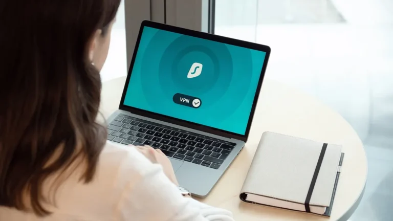 Laptop z otwartym oknem prywatnego przeglądania w przeglądarce internetowej