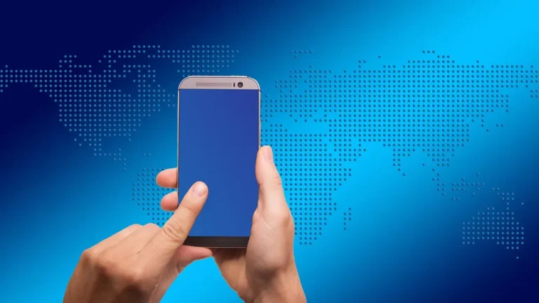 iPhone z otwartą mapą i ustawieniami lokalizacji