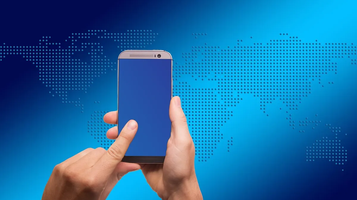 iPhone z otwartą mapą i ustawieniami lokalizacji