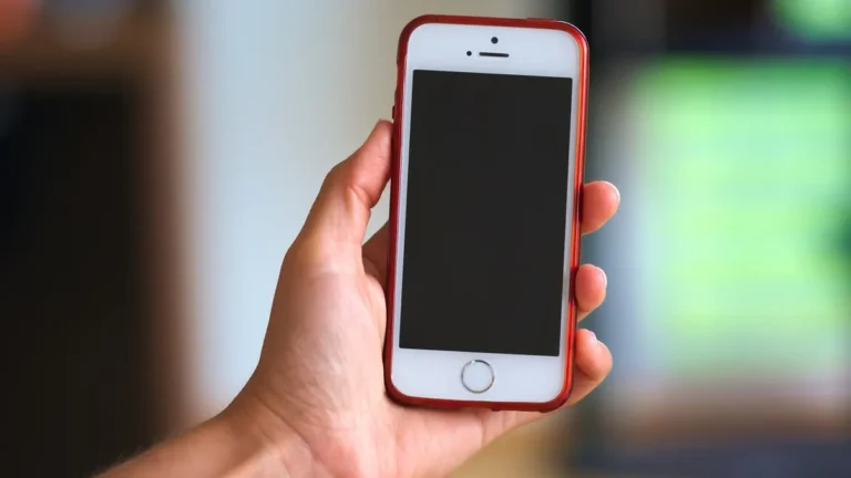 iPhone z ekranem połączenia przychodzącego i ustawieniami wibracji