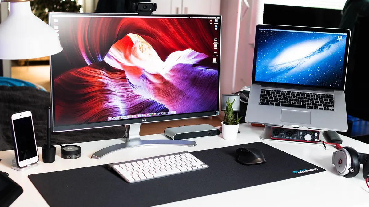 Laptop z otwartymi ustawieniami prywatności w przeglądarce Chrome
