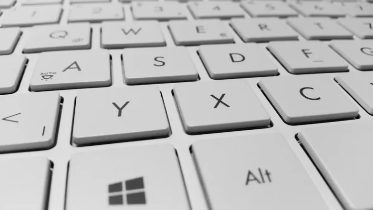 Czyszczenie klawiatury laptopa miękkim pędzelkiem i ściereczką z mikrofibry