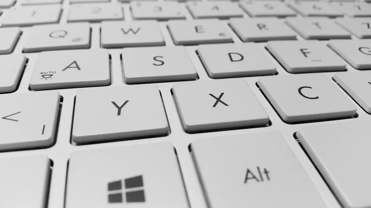 Czyszczenie klawiatury laptopa miękkim pędzelkiem i ściereczką z mikrofibry