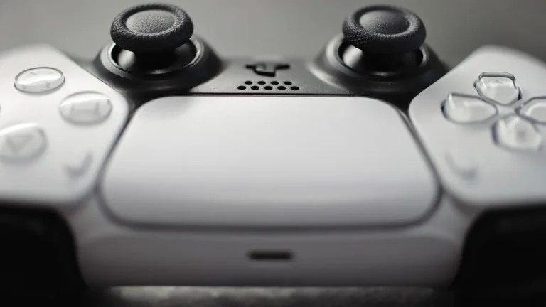 Konsola PlayStation czyszczona z kurzu przy kratkach wentylacyjnych