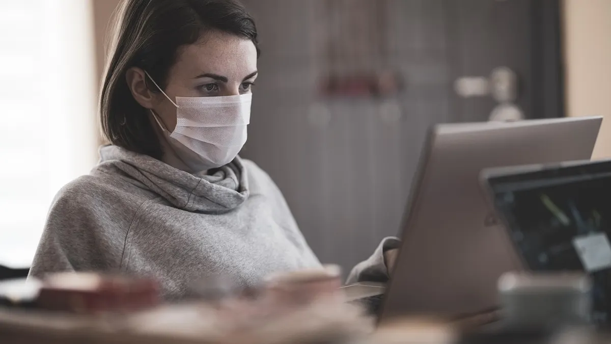 Czyszczenie zakurzonego laptopa ściereczką z mikrofibry