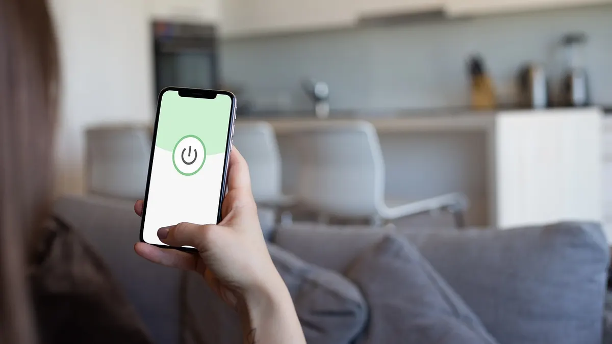 Smartfon z ekranem zabezpieczeń podczas usuwania zagrożeń